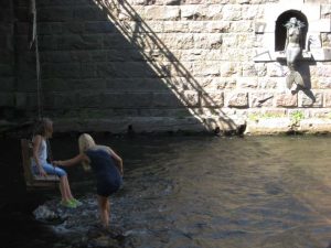 3 Nixen unter der Brücke